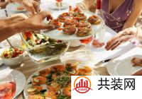 有月与星光的夜晚，朋友相聚喝酒撒欢