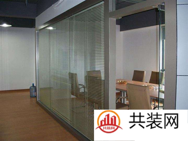 办公室玻璃隔断有哪些种类？办公室玻璃隔断墙价格多少钱？